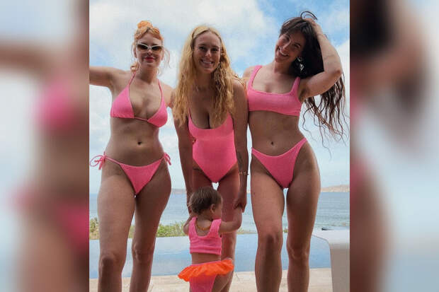Актриса Румер Уиллис опубликовала фото с дочерью и сестрами в купальниках