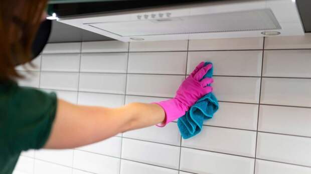 Без труда отмываю жирные пятна с кухонного фартука за несколько минут – все удивляются, как это легко