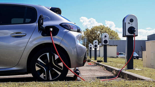 Жители США пересаживаются на электромобили из-за высоких цен на бензин