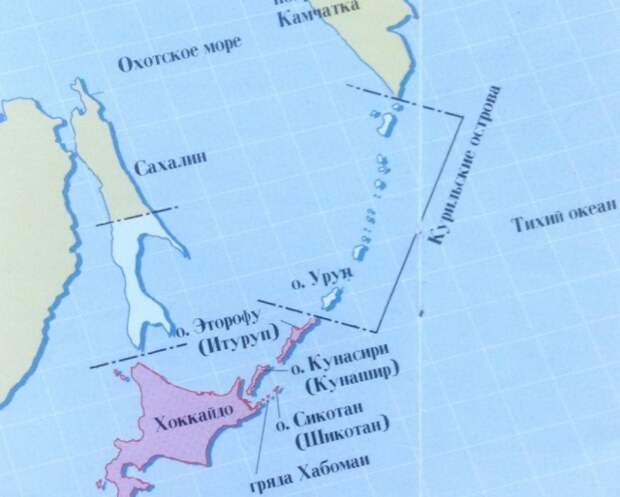 Карта из японской брошюры «Деятельность правительства Японии по содействию России». Острова Шикотан, Кунашир, Итуруп и Малая Курильская гряда окрашены в цвет Японии, а южный Сахалин и остальные Курильские острова обозначены белым цветом. Это значит, что Япония не признает суверенитет России над ними