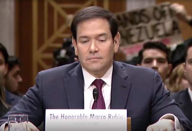 Мужчина с плакатом «Руки прочь от Венесуэлы» прервал отчет Рубио перед сенатом