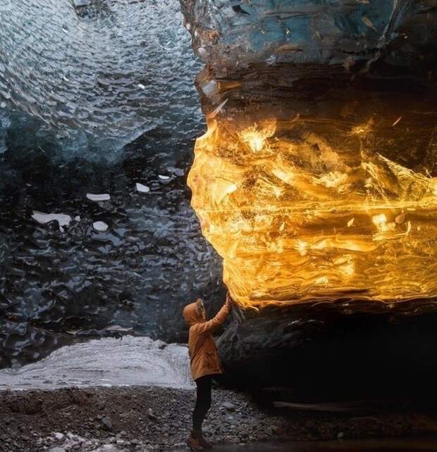9. Ледяная пещера в Исландии. Лёд начинает светиться во время каждого заката в мире, животные, мир, природа, удивительно, фото