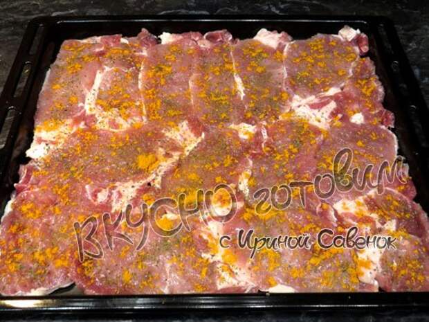 Свинина под сыром с лапшой и кабачками - шаг 1