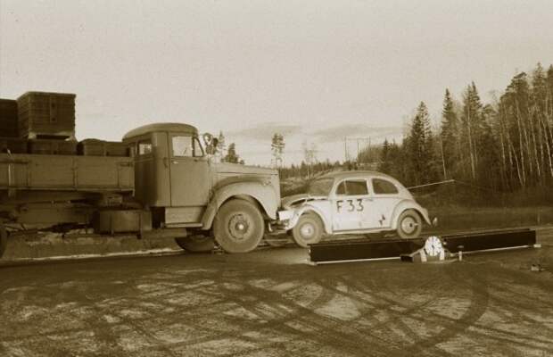 Краш-тест грузовика Scania и «жука», 1965 г. С мая 1948 года Scania-Vabis начала представлять интересы Volkswagen в скандинавских странах. История благополучно закончилась приобретением концерном Volkswagen 70,94% акций компании Scania AB в наши дни Краш-тест грузовика Scania и «жука», 1965 г. С мая 1948 года Scania-Vabis начала представлять интересы Volkswagen в скандинавских странах. История благополучно закончилась приобретением концерном Volkswagen 70,94% акций компании Scania AB в наши дни