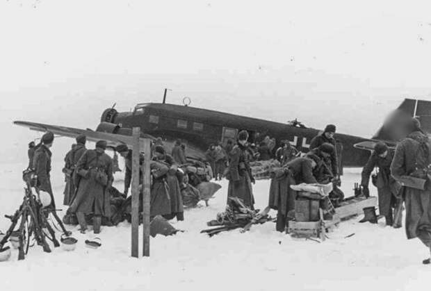 Снабжение окруженных в Демянском «котле» немецких войск по воздуху. Bundesarchiv