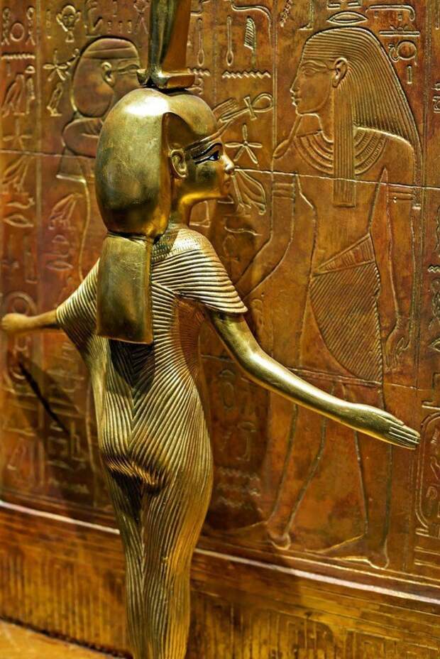 На самом деле статуэтку развернули – так она стоит на самом деле. Одна из четырех статуэток. древний египет, интересно, история