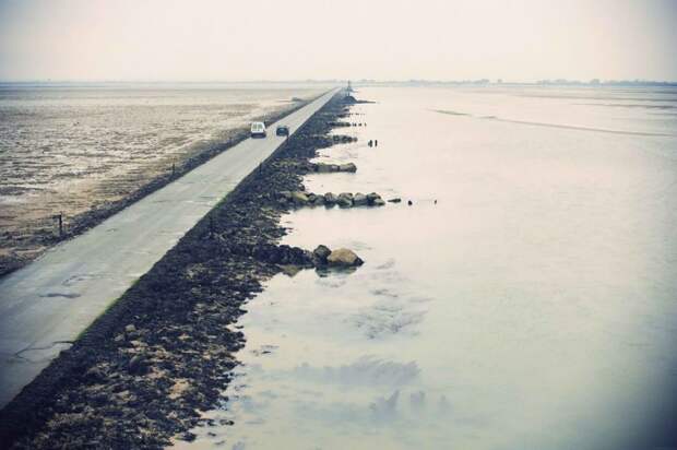 Дорога, дважды в сутки уходящая под воду дорога, вода