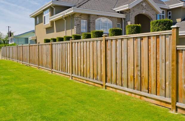 Деревянный забор наилучшим образом дополнит ландшафтный дизайн садового участка.