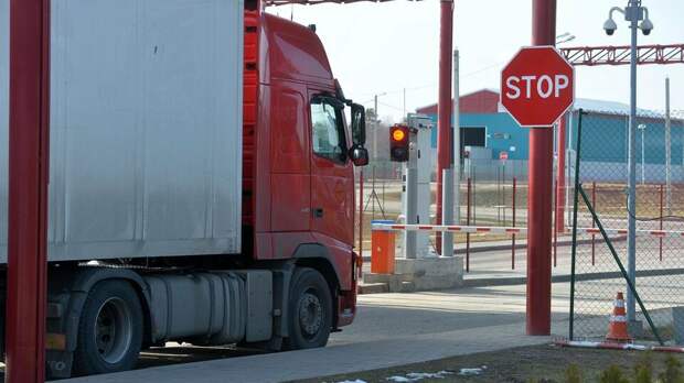 Почти 3 тысячи грузовиков стоят в очереди на границе Польши и Украины
