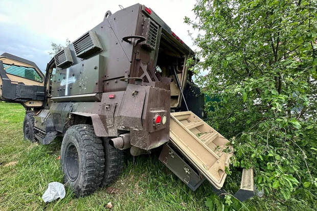 Американский бронеавтомобиль MRAP диверсанты бросили, отступая. Фото: Официальной телеграмканал губернатора Вячеслава Гладкова