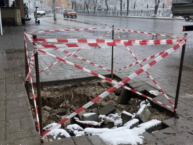 В Рязани оградили провал напротив радиоуниверситета 