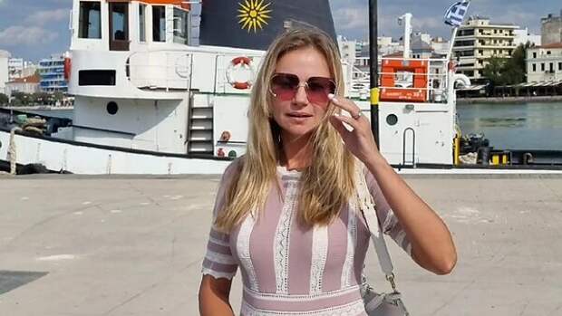 «Платье, как у Гурченко»: Миронова показала, как отдыхает с мужем и сыном в Греции