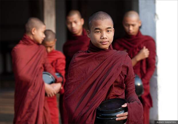 Myanmar14 Рассвет над рисовыми полями и кормление монахов