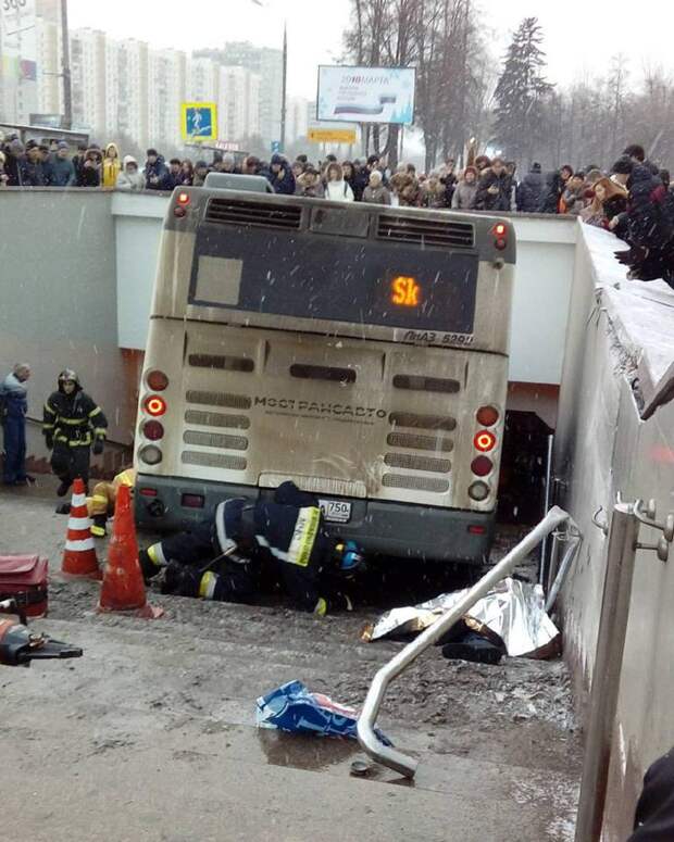 Количество жертв скорректировали. Всего при наезде автобуса погибли 4 человека ynews, автобус, москва, новости, подземный переход, пострадавшие, трагедия