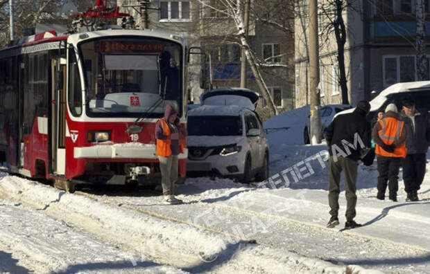 Трамваи встали из-за авто на улице Плеханова в Туле