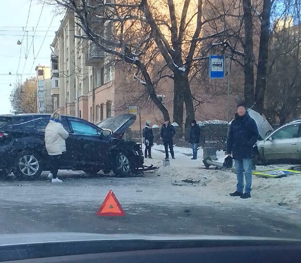 «Увидела, как знаки падают на людей». Встреча двух машин на Лесном закончилась полетом одной на тротуар