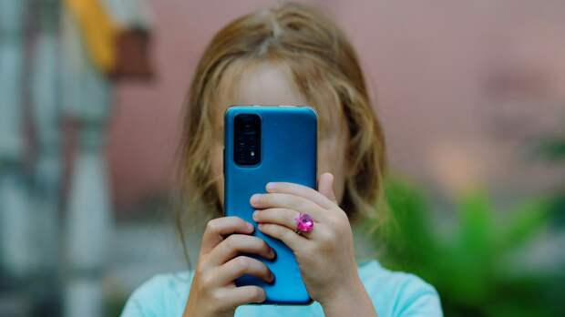 Врач Хатшуков: подросткам не стоит сидеть в телефоне больше трех часов в день