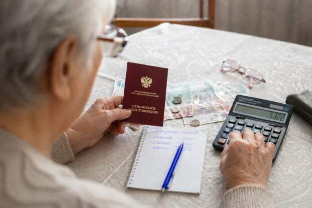 Пенсионерам со стажем до 2002 года положены доплаты: какие выплаты можно получить