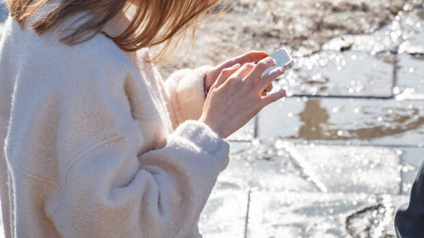 Школьница из Омска перевела мошенникам деньги, собранные классом на выпускной