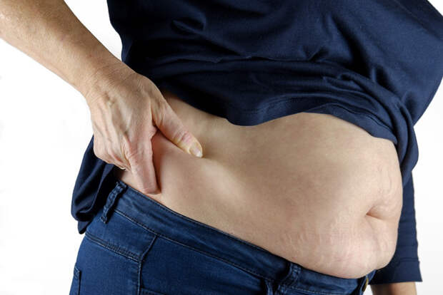 Диетолог предупредила о неожиданных причинах скопления жира на животе