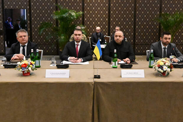 «Закрыть рот и не подыгрывать России». В украинской делегации на переговорах в Женеве произошел раскол. Кто захотел быстрый мир?