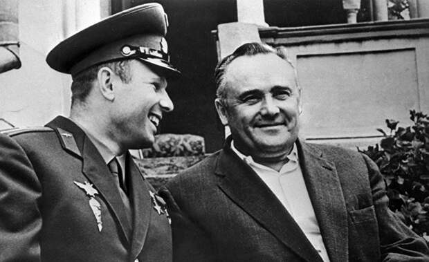 Академик Сергей Королев и космонавт Юрий Гагарин