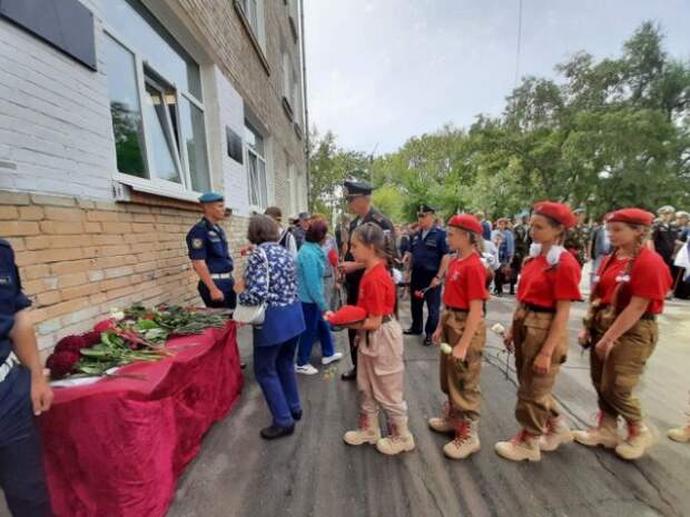 Сегодня состоялось торжественное открытие мемориальной доски гвардии сержанту Геннадию Литовченко, который погиб при исполнении воинского долга в ходе специальной военной операции на Украине. - 937215802359
