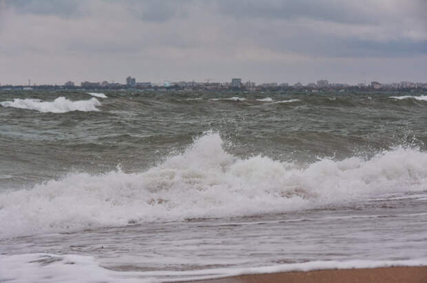 Ветер до 25 м/с, угроза ЧС на дорогах и в горах: в Крыму объявлено штормовое предупреждение