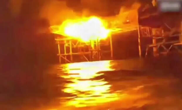 ВМС Украины показали кадры атак МБЭК и БПЛА на российские газовые вышки в Черном море