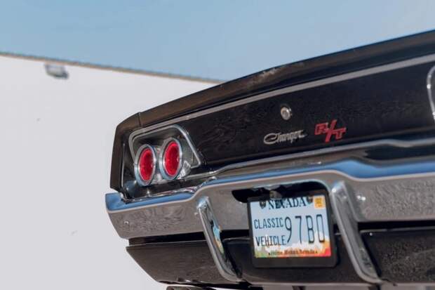 Великолепный Dodge Charger 1968 года с современным двигателем HEMI и классической внешностью