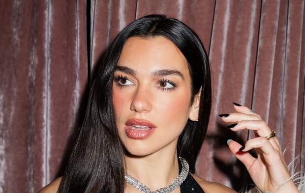 Певица Дуа Липа в боди с декольте до живота и шубе снялась перед концертом