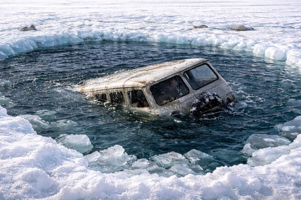 Спасшийся на Байкале турист из КНР остается в шоковом состоянии