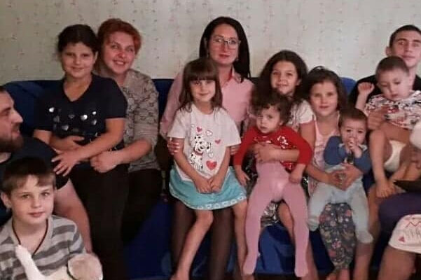 Наталья Крылова (в центре) и семья Кириченко Наталья Крылова (в центре) и семья Кириченко