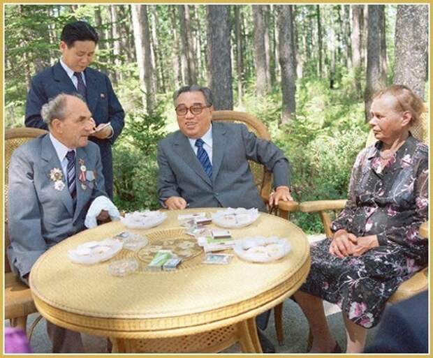 Август 1984г. Яков Новиченко с женой и Ким Ир Сеном, позади стоит стенографирующий секретарь.