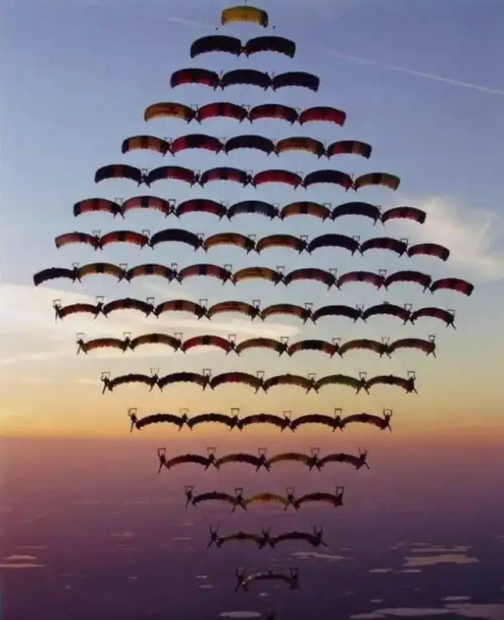 Фигуры в небе парашютисты