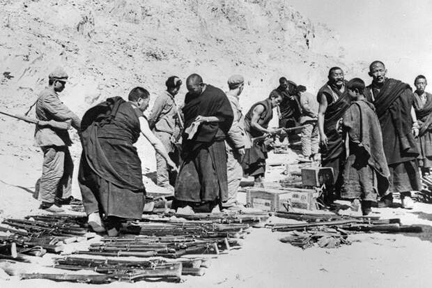 Тибетские монахи сдают оружие китайским солдатам после неудачного восстания 1959 года. история, события, фото