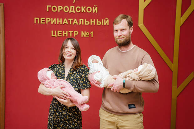 «Ждала третьего сына, а получила трех дочек»: в Городском перинатальном центре №1 родились монохориальные тройняшки