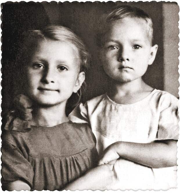 Про это фото Любовь (слева) с улыбкой рассказывает, что постригла свою младшую сестру Люсю (справа) «под Ленина». Фото: Личный архив