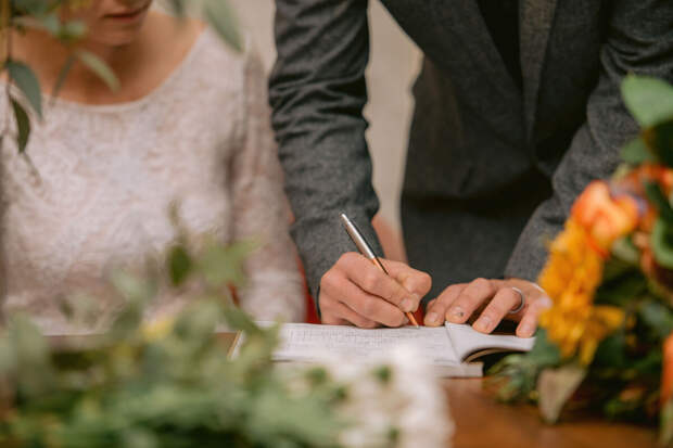 Адвокат Жорин: брак могут признать недействительным, если подпись в ЗАГСе подделана