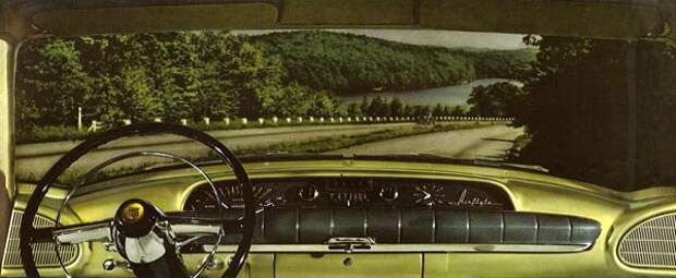 Цельное лобовое стекло Eye-Level Visibility открывало прекрасный обзор, а мягкая обивка передней панели давала какую-то защиту при ДТП. Первые (наивные) шаги «пассивной» техники безопасности.