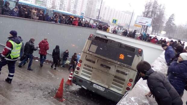 Автобус протаранил людей и упал в подземный переход в Москве ynews, автобус, москва, новости, подземный переход, пострадавшие, трагедия