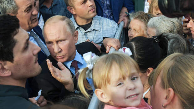 Президента России Владимира Путина в Иркутскую область. Президент России Владимир Путин (второй слева) во время встречи с жителями Тулуна