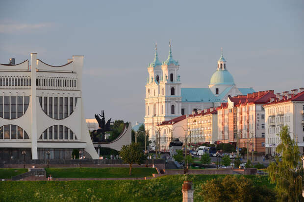 Вид на Советскую площадь в центре Гродно. Слева: Гродненский областной драматический театр, справа: собор Святого Франциска Ксаверия