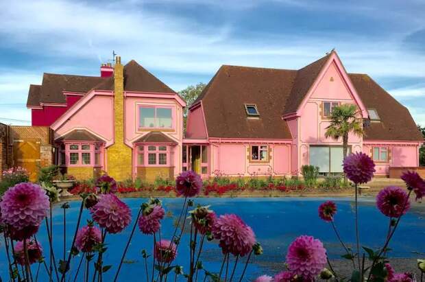 Если вам действительно нравится розовый цвет - этот дом для вас