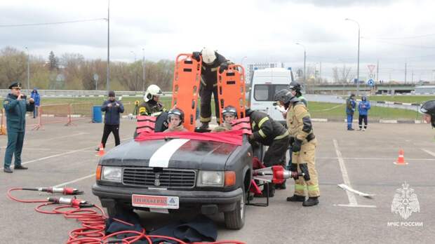 В Туле проходят соревнования спасателей ЦФО по ликвидации последствий ДТП