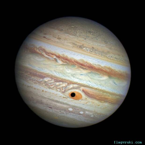 Космический телескоп «Хаббл» зафиксировал тень галилеева спутника Юпитера Ганимеда в центре Большого красного пятна. На момент выпуска фотографии «Хаббл» использовался для мониторинга изменений в гигантском урагане Большого красного пятна.