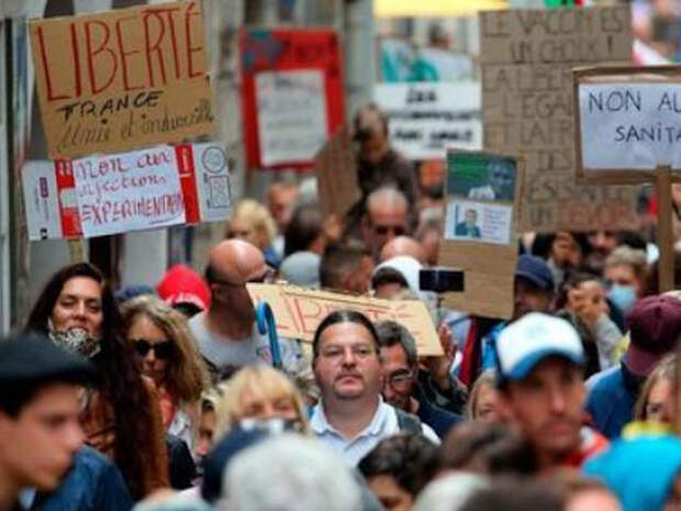 Во Франция и Италии массовые протесты против новых ограничений и введения "ковидных документов"