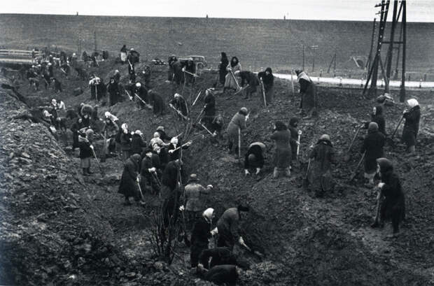 Женщины роют противотанковые рвы под Москвой, 1941 год. Женщины роют противотанковые рвы под Москвой, 1941 год.