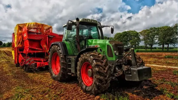 Британский парламентарий Пэриш оправдал просмотр порно на работе интересом к тракторам