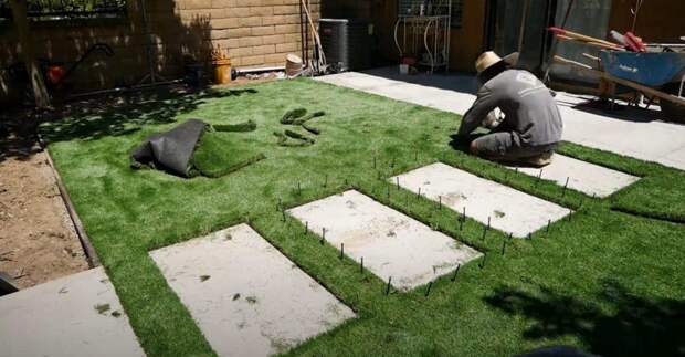 Как сделать простую и практичную садовую дорожку на искусственном газоне